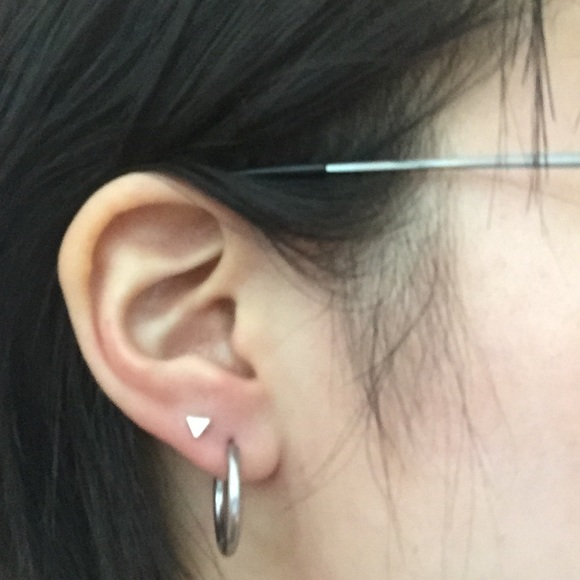 Hoop like studs - Picture 2 of 3